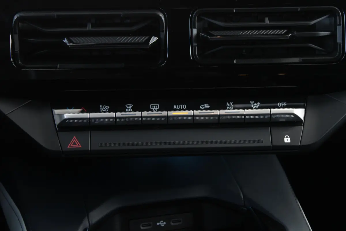 GTS 220PK 52 kWh | DEVIALET AUDIO SYSTEM | DRAADLOZE TELEFOONLADER | ELEKTRISCH VERWARMBAAR STUURWIEL | 19" LICHTMETALEN VELGEN "SNOWFLAKE" NOIR BRILLIANT | ALPINE LOGO OP ZIJSCHERMEN | BREM