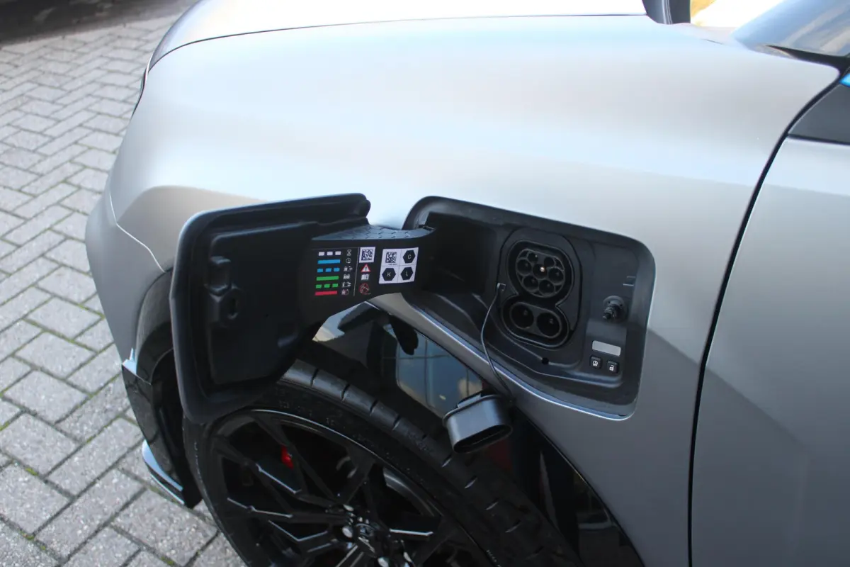 GTS 220PK 52 kWh | DEVIALET AUDIO SYSTEM | DRAADLOZE TELEFOONLADER | ELEKTRISCH VERWARMBAAR STUURWIEL | 19" LICHTMETALEN VELGEN "SNOWFLAKE" NOIR BRILLIANT | ALPINE LOGO OP ZIJSCHERMEN | BREM
