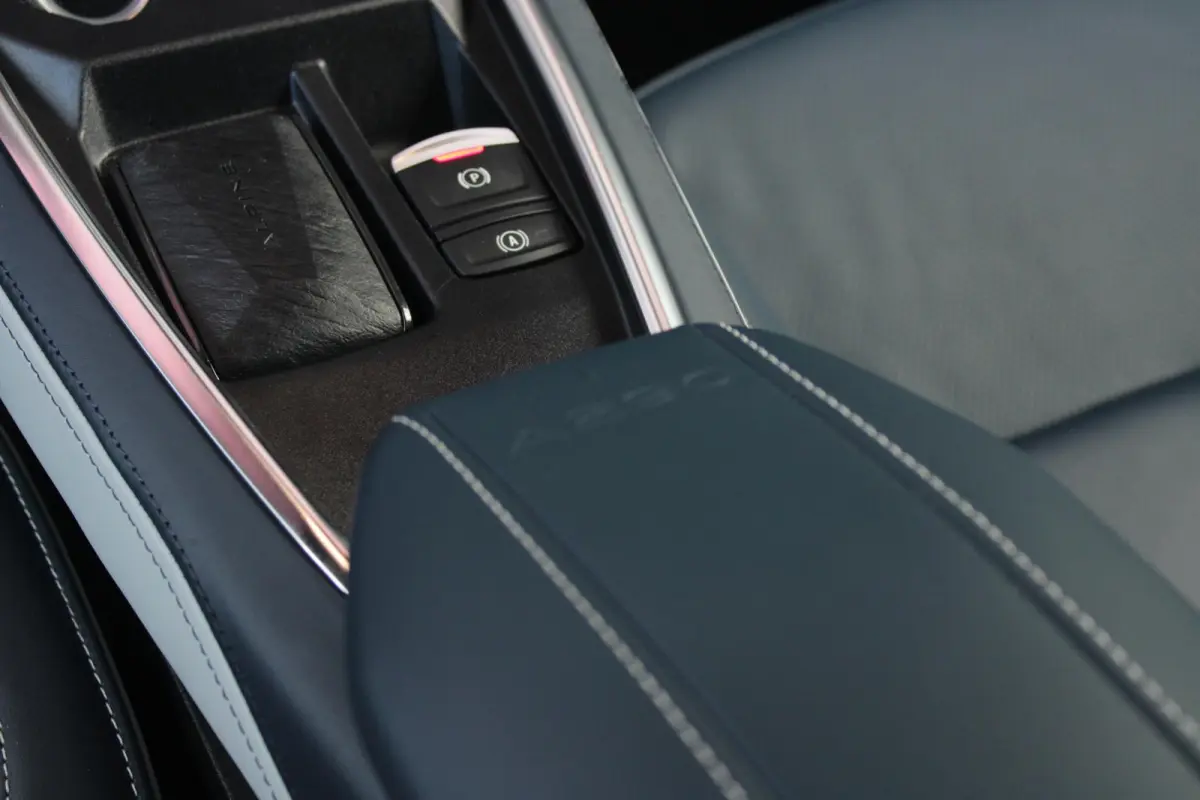 GTS 220PK 52 kWh | DEVIALET AUDIO SYSTEM | DRAADLOZE TELEFOONLADER | ELEKTRISCH VERWARMBAAR STUURWIEL | 19" LICHTMETALEN VELGEN "SNOWFLAKE" NOIR BRILLIANT | ALPINE LOGO OP ZIJSCHERMEN | BREM