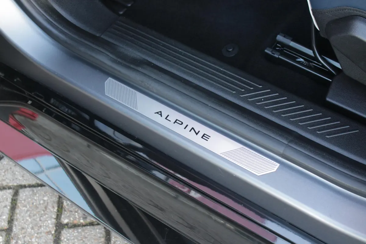 GTS 220PK 52 kWh | DEVIALET AUDIO SYSTEM | DRAADLOZE TELEFOONLADER | ELEKTRISCH VERWARMBAAR STUURWIEL | 19" LICHTMETALEN VELGEN "SNOWFLAKE" NOIR BRILLIANT | ALPINE LOGO OP ZIJSCHERMEN | BREM
