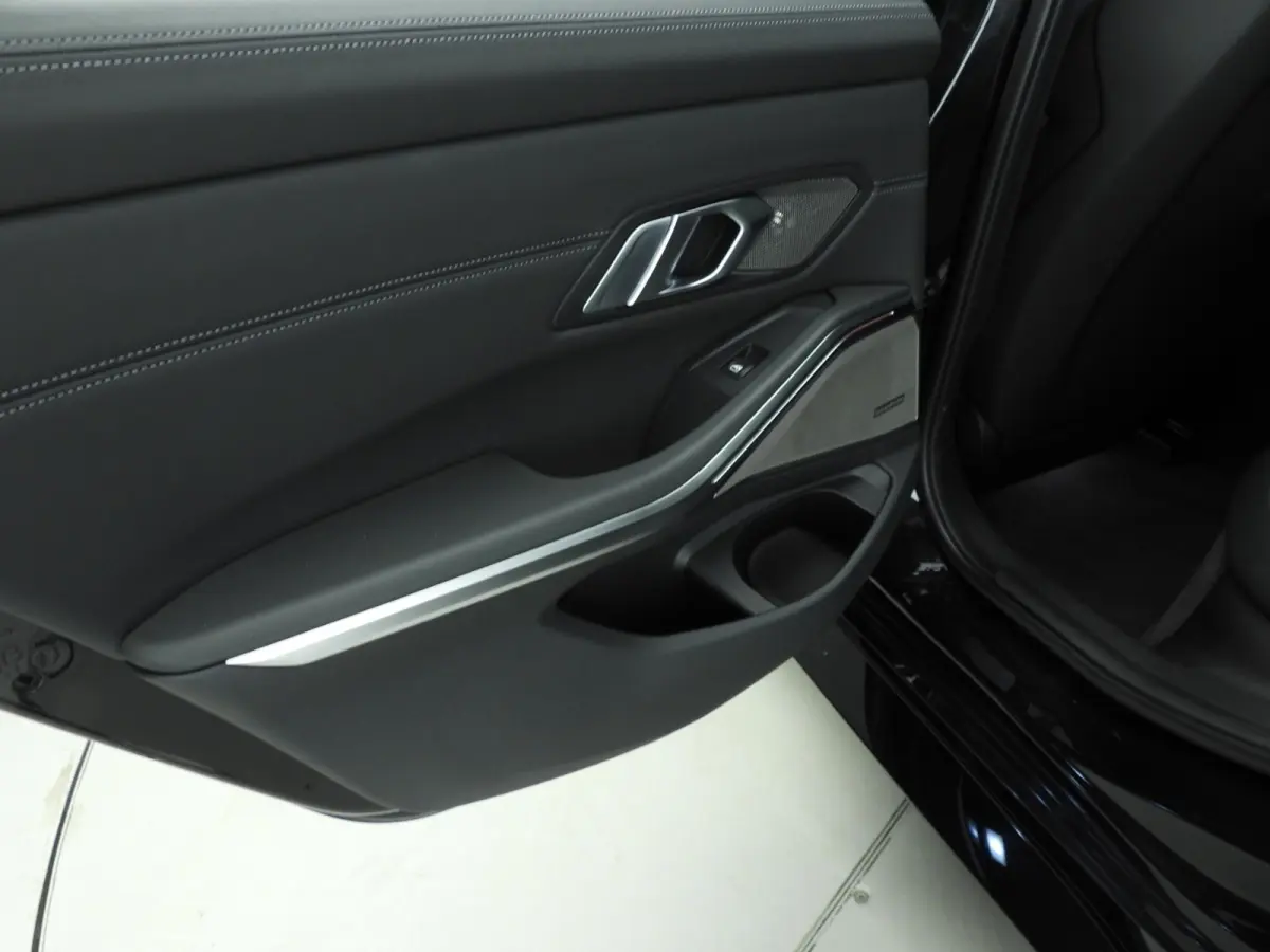 M3 Competition | Laserlicht | Leder | HUD | Elektr. zetels | Keyles go | Stoelverwarming | DAB | Harman-kardon sound | Alu 19/20 inch