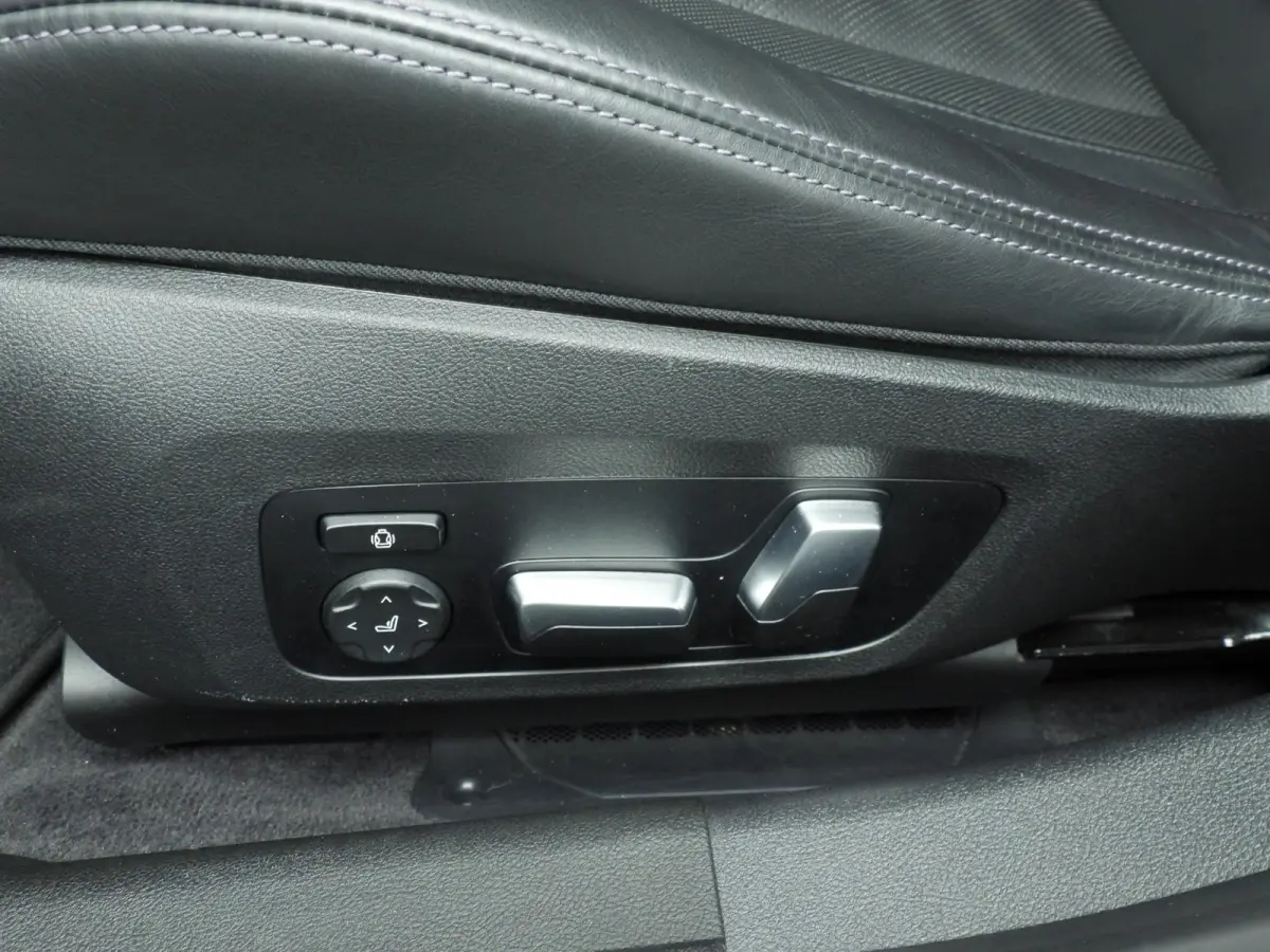 M3 Competition | Laserlicht | Leder | HUD | Elektr. zetels | Keyles go | Stoelverwarming | DAB | Harman-kardon sound | Alu 19/20 inch