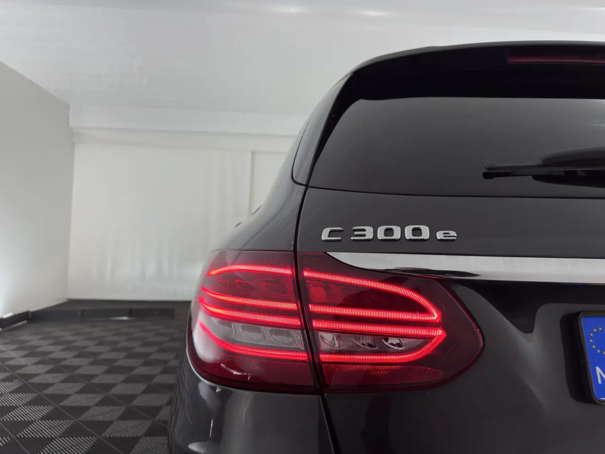 300 e Business Solution AMG Limited (Plug-in) (INCL-BTW) Aut. *LEATHER-ALCANTARA | MULTIBEAM-LED | NAVI-FULLMAP | TOPVIEW | DAB | CARPLAY | DIGI-COCKPIT | SPORTSEATS | TOWBAR | 18"ALU*