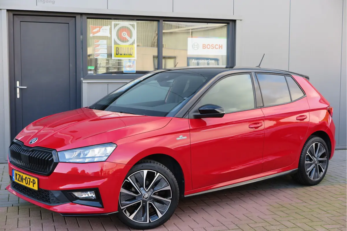1.0 TSI 70kw 95pk Monte Carlo , Led (Skoda crystal lighting)  , Bi-color, Virtual cockpit, Sportstoelen,Keyless entry/start, Navi via Smartlink, Cruisecontrol, PDC, Camera , LMV. etc.