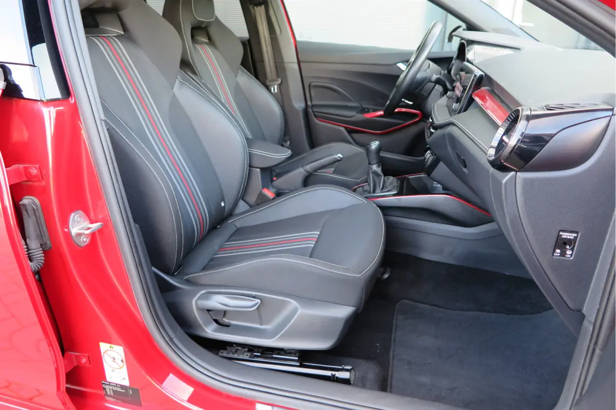 1.0 TSI 70kw 95pk Monte Carlo , Led (Skoda crystal lighting)  , Bi-color, Virtual cockpit, Sportstoelen,Keyless entry/start, Navi via Smartlink, Cruisecontrol, PDC, Camera , LMV. etc.