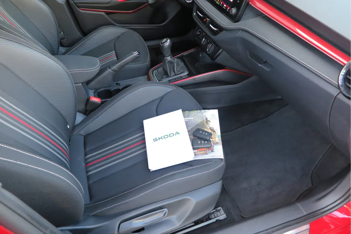 1.0 TSI 70kw 95pk Monte Carlo , Led (Skoda crystal lighting)  , Bi-color, Virtual cockpit, Sportstoelen,Keyless entry/start, Navi via Smartlink, Cruisecontrol, PDC, Camera , LMV. etc.