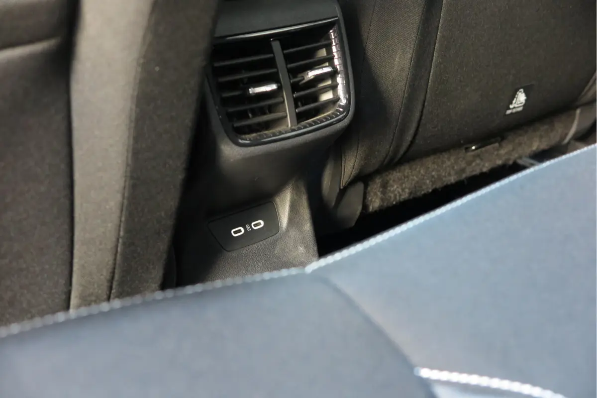 1.0 TSI 70kw 95pk Monte Carlo , Led (Skoda crystal lighting)  , Bi-color, Virtual cockpit, Sportstoelen,Keyless entry/start, Navi via Smartlink, Cruisecontrol, PDC, Camera , LMV. etc.