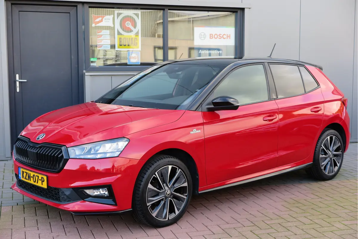 1.0 TSI 70kw 95pk Monte Carlo , Led (Skoda crystal lighting)  , Bi-color, Virtual cockpit, Sportstoelen,Keyless entry/start, Navi via Smartlink, Cruisecontrol, PDC, Camera , LMV. etc.