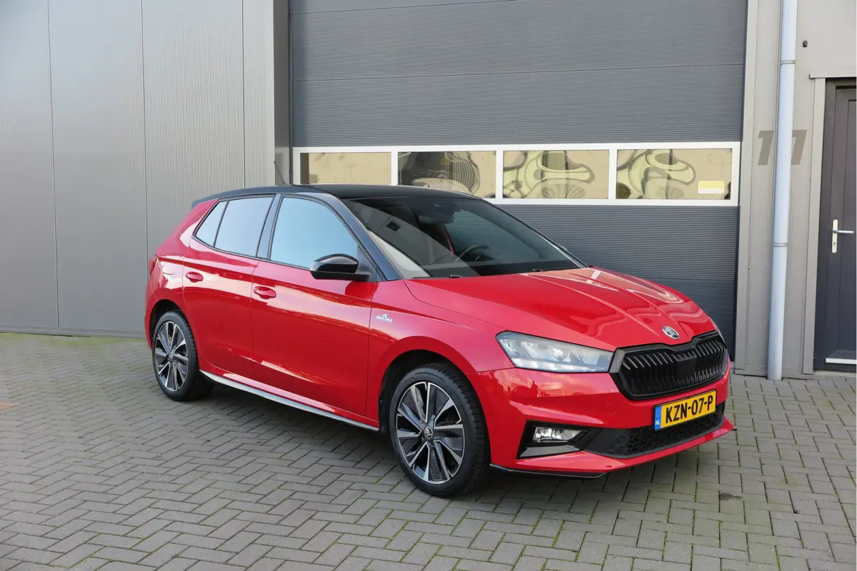 1.0 TSI 70kw 95pk Monte Carlo , Led (Skoda crystal lighting)  , Bi-color, Virtual cockpit, Sportstoelen,Keyless entry/start, Navi via Smartlink, Cruisecontrol, PDC, Camera , LMV. etc.