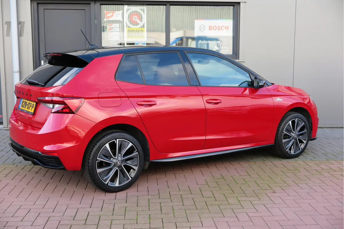 1.0 TSI 70kw 95pk Monte Carlo , Led (Skoda crystal lighting)  , Bi-color, Virtual cockpit, Sportstoelen,Keyless entry/start, Navi via Smartlink, Cruisecontrol, PDC, Camera , LMV. etc.
