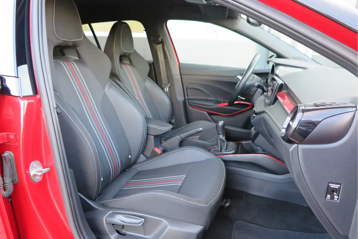 1.0 TSI 70kw 95pk Monte Carlo , Led (Skoda crystal lighting)  , Bi-color, Virtual cockpit, Sportstoelen,Keyless entry/start, Navi via Smartlink, Cruisecontrol, PDC, Camera , LMV. etc.