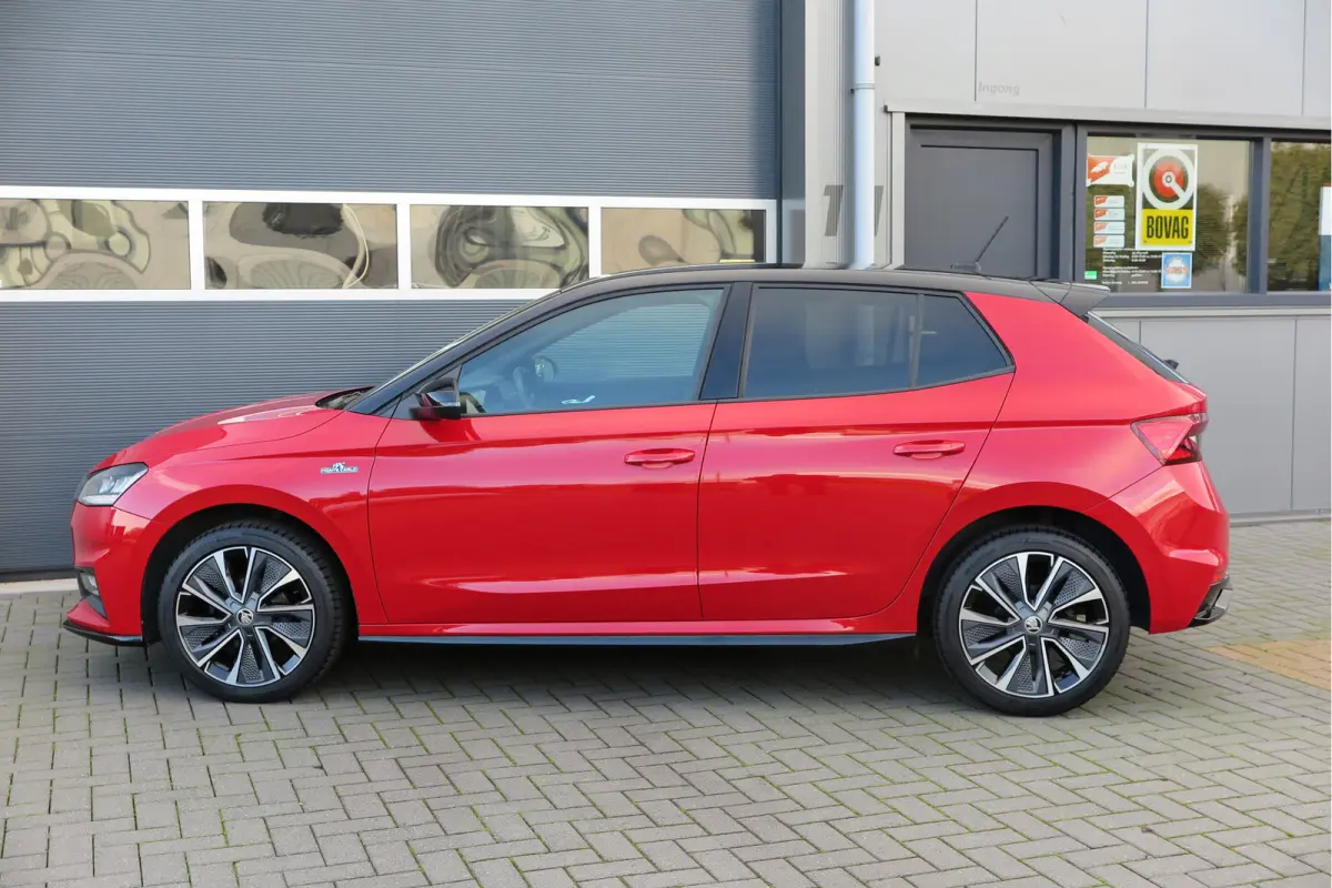 1.0 TSI 70kw 95pk Monte Carlo , Led (Skoda crystal lighting)  , Bi-color, Virtual cockpit, Sportstoelen,Keyless entry/start, Navi via Smartlink, Cruisecontrol, PDC, Camera , LMV. etc.