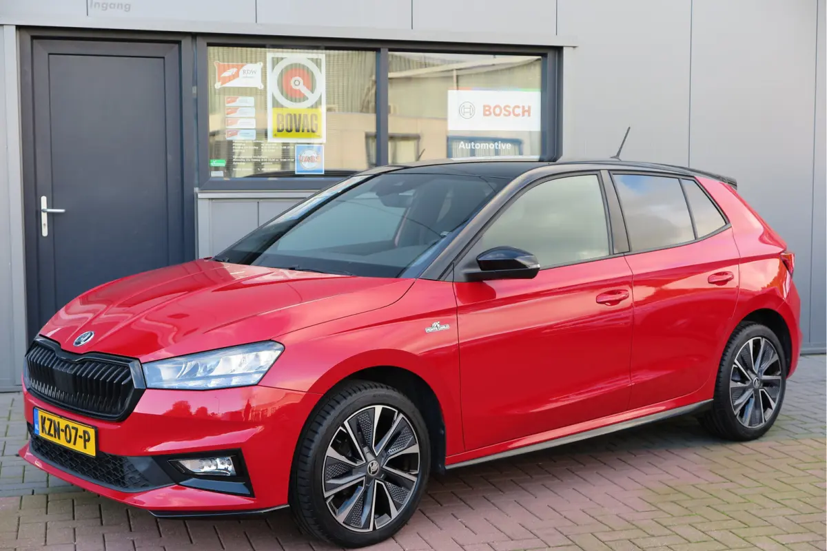 1.0 TSI 70kw 95pk Monte Carlo , Led (Skoda crystal lighting)  , Bi-color, Virtual cockpit, Sportstoelen,Keyless entry/start, Navi via Smartlink, Cruisecontrol, PDC, Camera , LMV. etc.