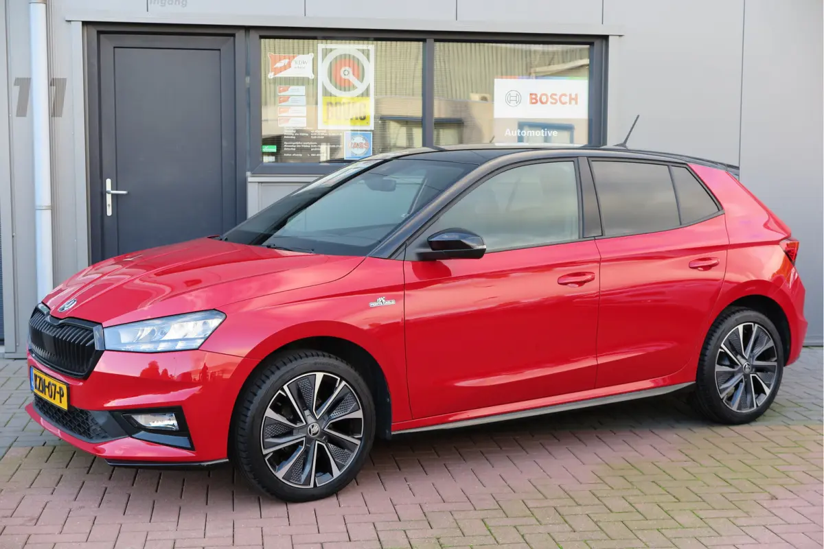 1.0 TSI 70kw 95pk Monte Carlo , Led (Skoda crystal lighting)  , Bi-color, Virtual cockpit, Sportstoelen,Keyless entry/start, Navi via Smartlink, Cruisecontrol, PDC, Camera , LMV. etc.