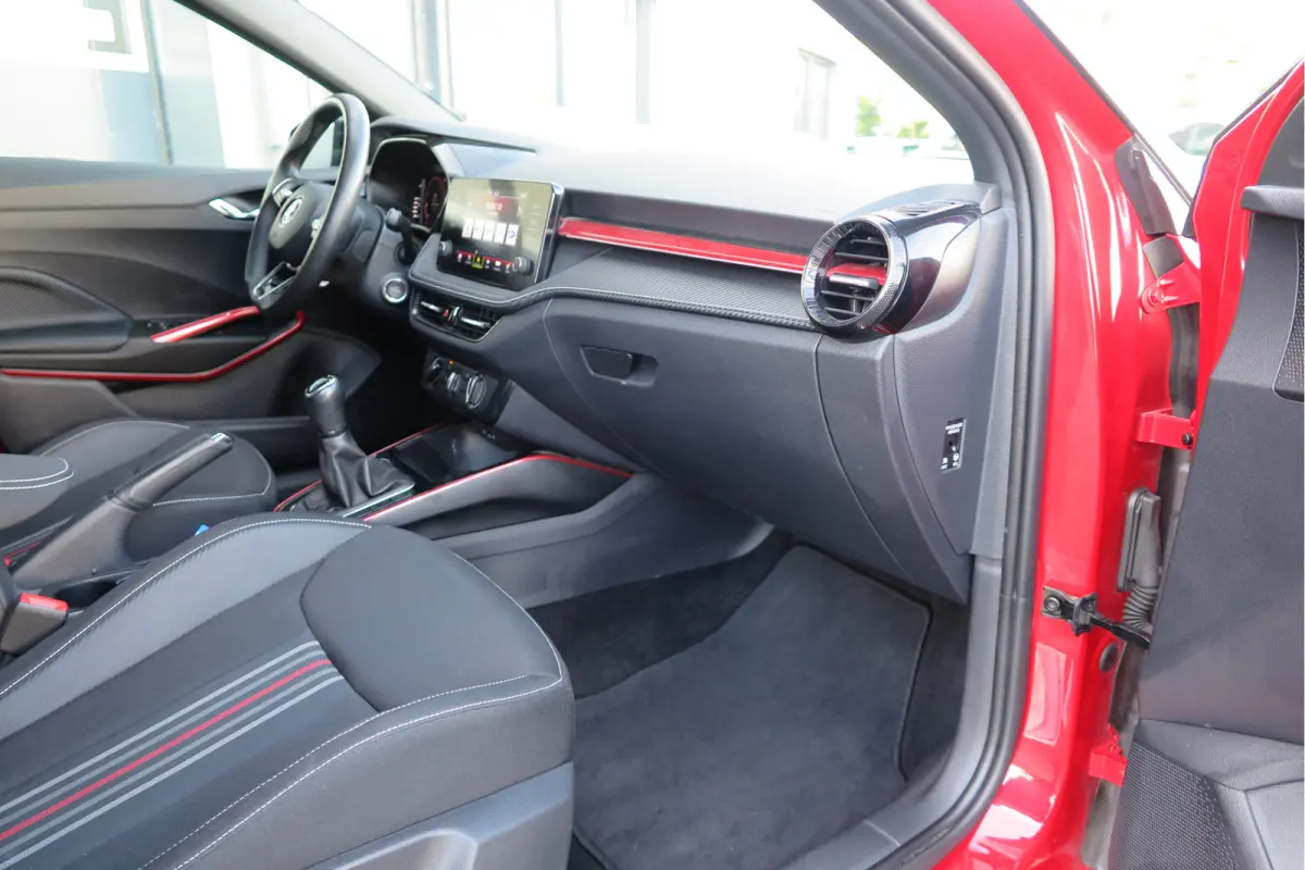 1.0 TSI 70kw 95pk Monte Carlo , Led (Skoda crystal lighting)  , Bi-color, Virtual cockpit, Sportstoelen,Keyless entry/start, Navi via Smartlink, Cruisecontrol, PDC, Camera , LMV. etc.
