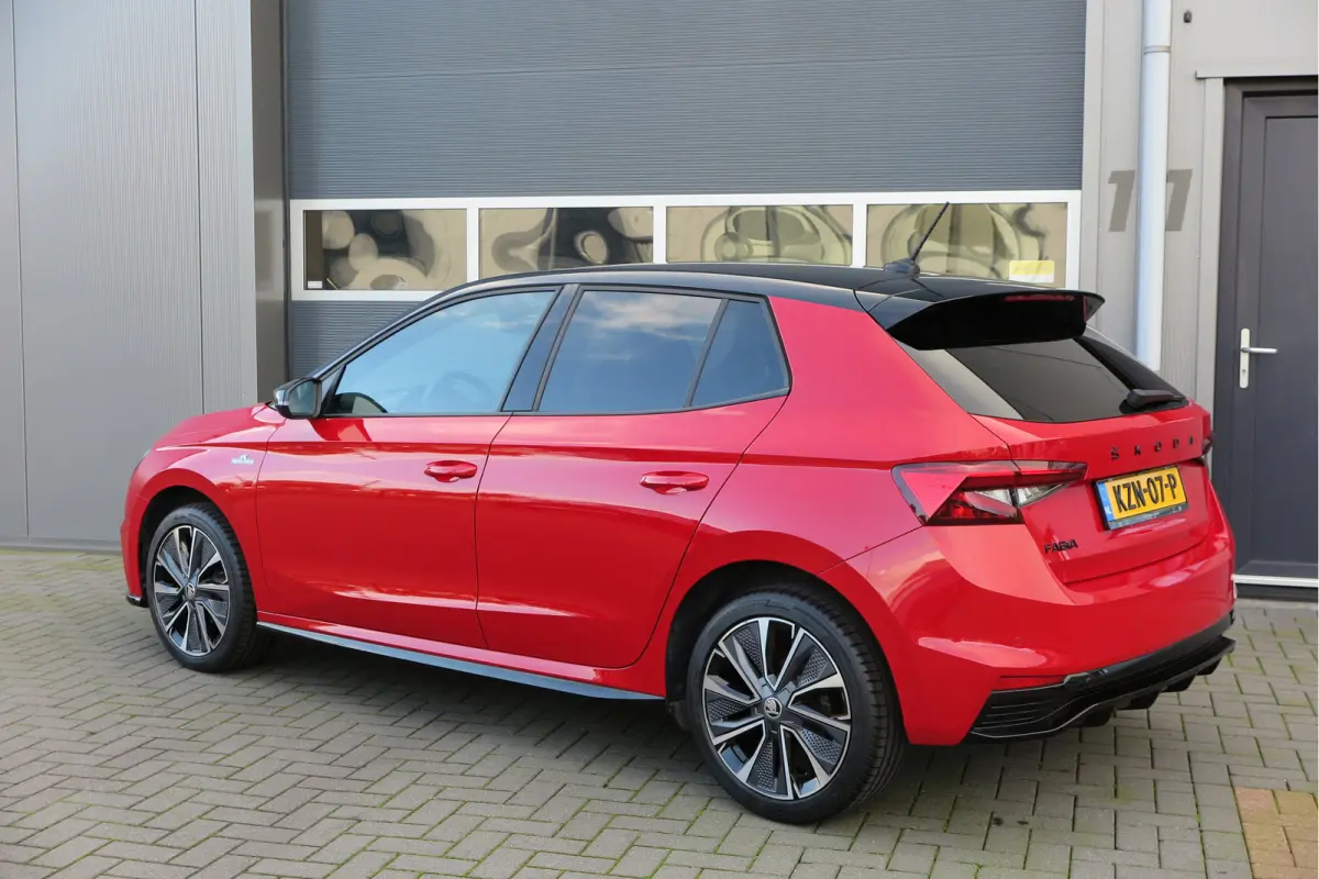 1.0 TSI 70kw 95pk Monte Carlo , Led (Skoda crystal lighting)  , Bi-color, Virtual cockpit, Sportstoelen,Keyless entry/start, Navi via Smartlink, Cruisecontrol, PDC, Camera , LMV. etc.