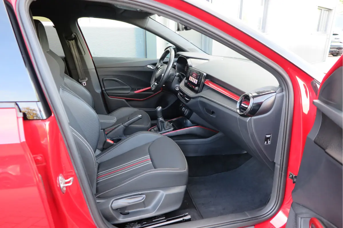 1.0 TSI 70kw 95pk Monte Carlo , Led (Skoda crystal lighting)  , Bi-color, Virtual cockpit, Sportstoelen,Keyless entry/start, Navi via Smartlink, Cruisecontrol, PDC, Camera , LMV. etc.