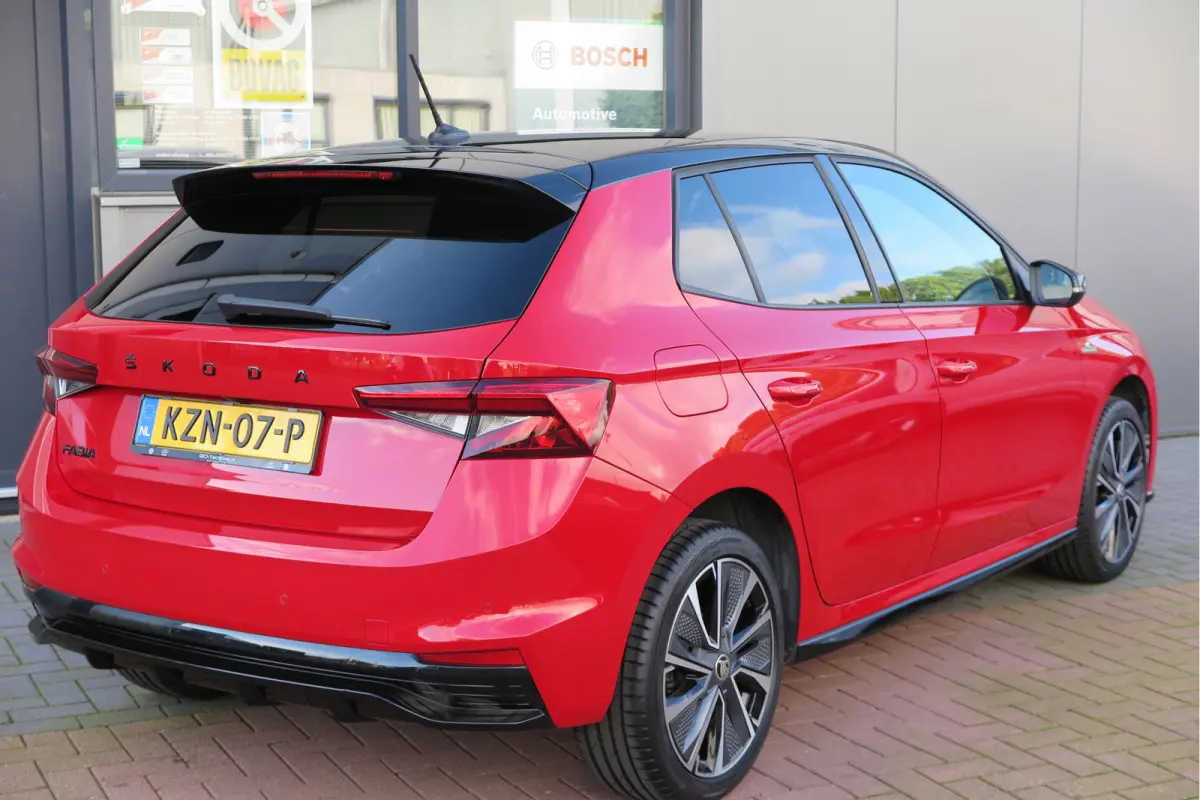 1.0 TSI 70kw 95pk Monte Carlo , Led (Skoda crystal lighting)  , Bi-color, Virtual cockpit, Sportstoelen,Keyless entry/start, Navi via Smartlink, Cruisecontrol, PDC, Camera , LMV. etc.