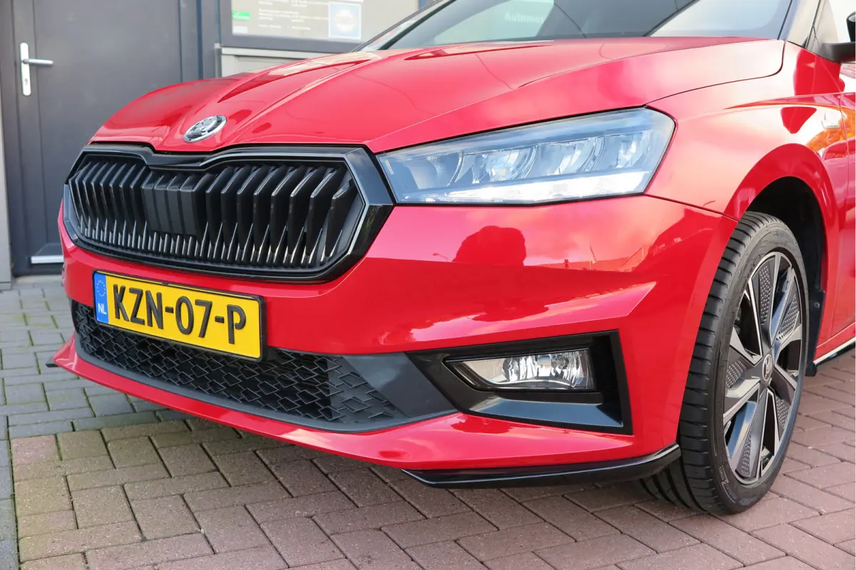 1.0 TSI 70kw 95pk Monte Carlo , Led (Skoda crystal lighting)  , Bi-color, Virtual cockpit, Sportstoelen,Keyless entry/start, Navi via Smartlink, Cruisecontrol, PDC, Camera , LMV. etc.
