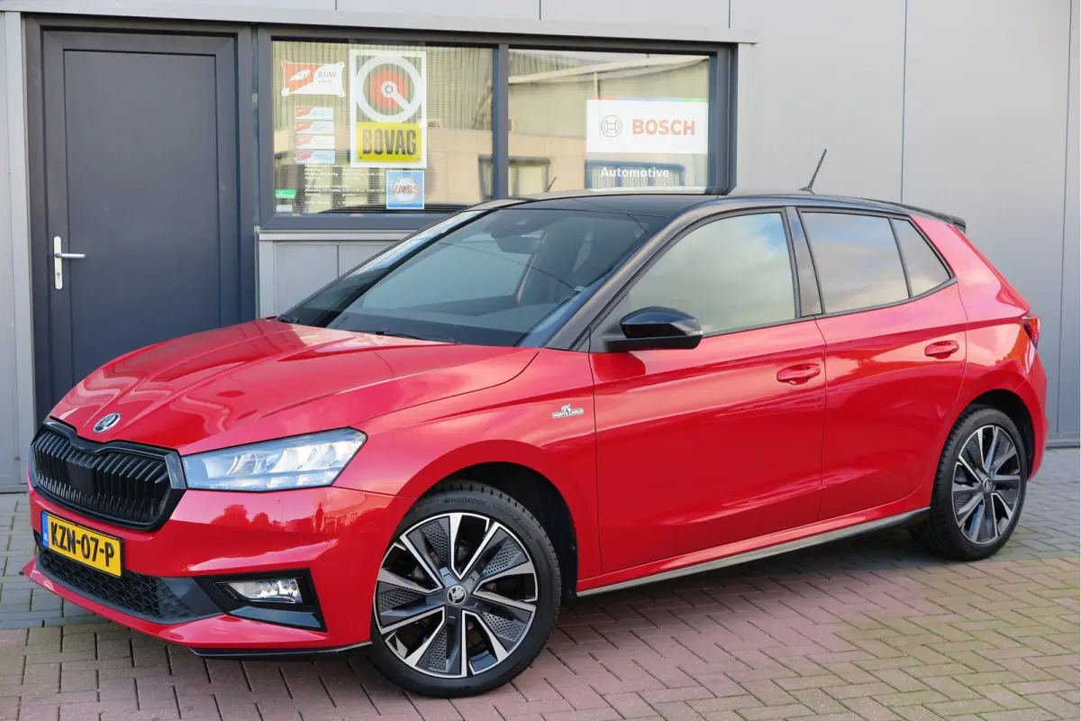 1.0 TSI 70kw 95pk Monte Carlo , Led (Skoda crystal lighting)  , Bi-color, Virtual cockpit, Sportstoelen,Keyless entry/start, Navi via Smartlink, Cruisecontrol, PDC, Camera , LMV. etc.