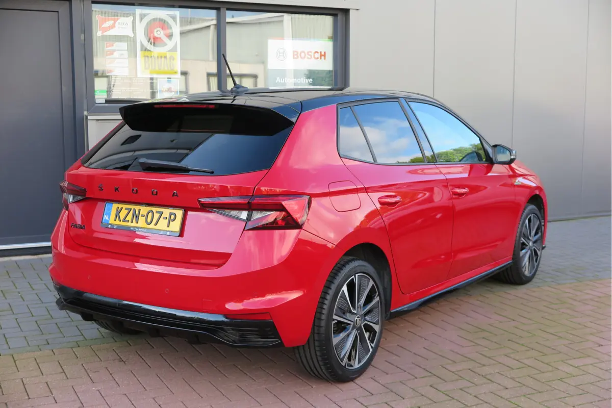 1.0 TSI 70kw 95pk Monte Carlo , Led (Skoda crystal lighting)  , Bi-color, Virtual cockpit, Sportstoelen,Keyless entry/start, Navi via Smartlink, Cruisecontrol, PDC, Camera , LMV. etc.