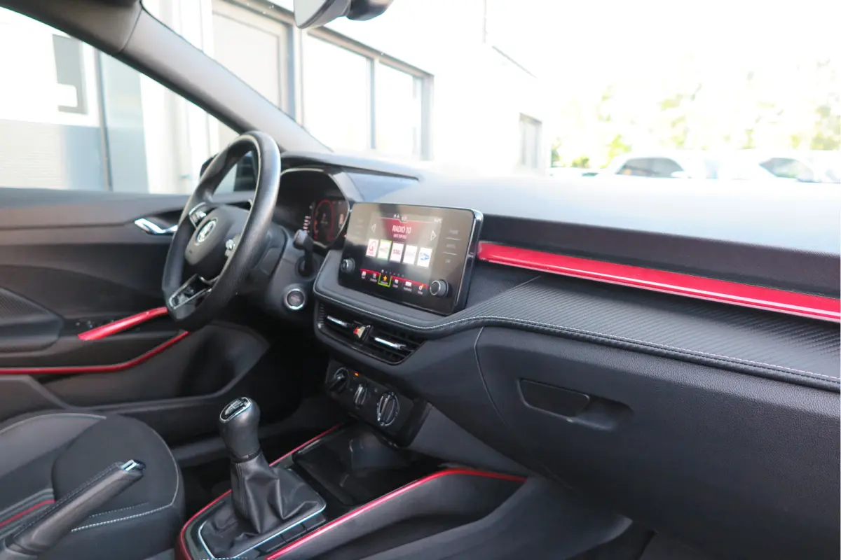 1.0 TSI 70kw 95pk Monte Carlo , Led (Skoda crystal lighting)  , Bi-color, Virtual cockpit, Sportstoelen,Keyless entry/start, Navi via Smartlink, Cruisecontrol, PDC, Camera , LMV. etc.