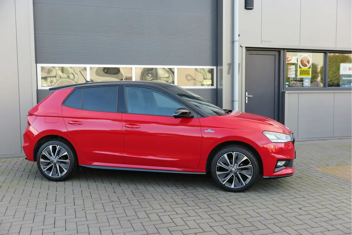 1.0 TSI 70kw 95pk Monte Carlo , Led (Skoda crystal lighting)  , Bi-color, Virtual cockpit, Sportstoelen,Keyless entry/start, Navi via Smartlink, Cruisecontrol, PDC, Camera , LMV. etc.