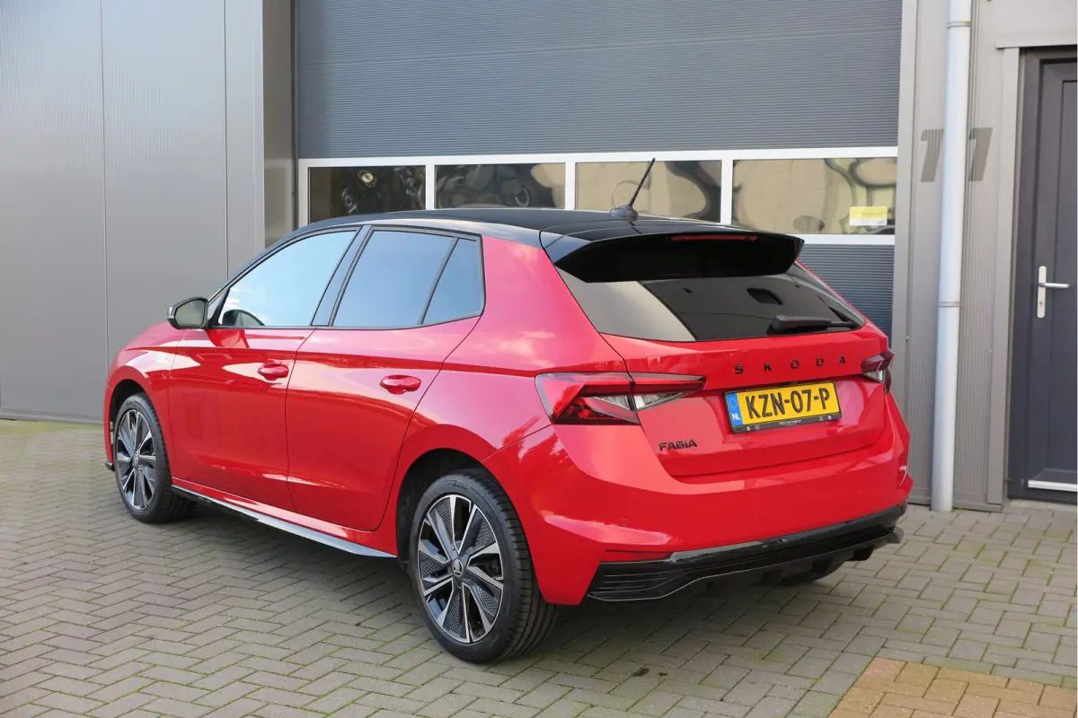 1.0 TSI 70kw 95pk Monte Carlo , Led (Skoda crystal lighting)  , Bi-color, Virtual cockpit, Sportstoelen,Keyless entry/start, Navi via Smartlink, Cruisecontrol, PDC, Camera , LMV. etc.