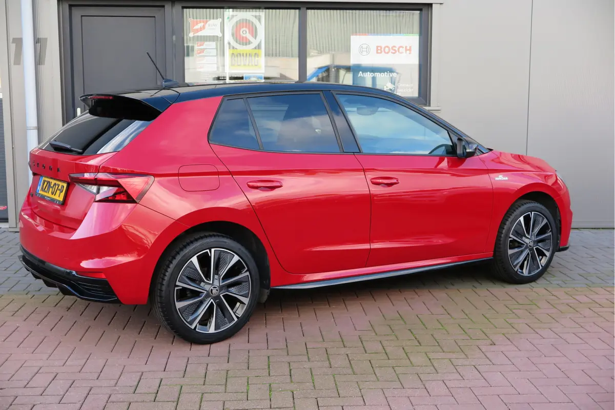 1.0 TSI 70kw 95pk Monte Carlo , Led (Skoda crystal lighting)  , Bi-color, Virtual cockpit, Sportstoelen,Keyless entry/start, Navi via Smartlink, Cruisecontrol, PDC, Camera , LMV. etc.