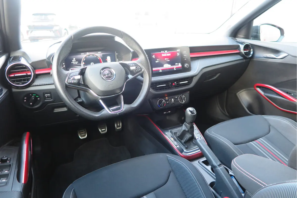 1.0 TSI 70kw 95pk Monte Carlo , Led (Skoda crystal lighting)  , Bi-color, Virtual cockpit, Sportstoelen,Keyless entry/start, Navi via Smartlink, Cruisecontrol, PDC, Camera , LMV. etc.