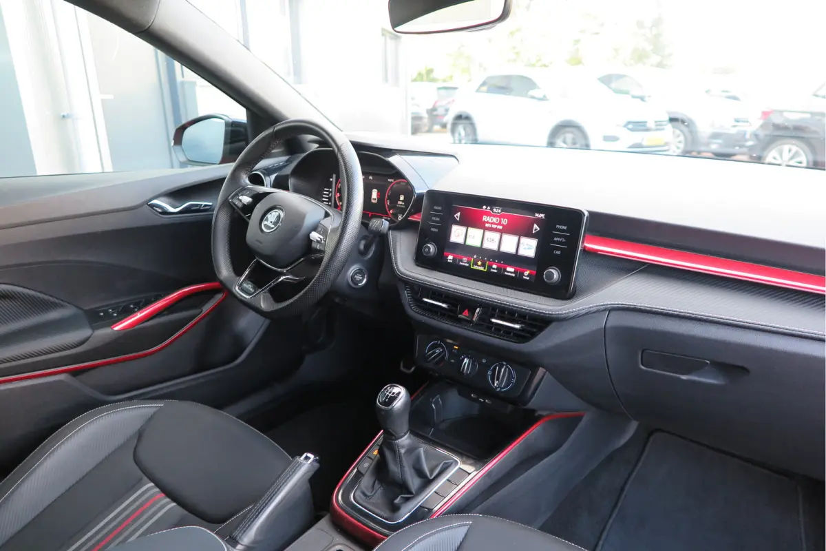 1.0 TSI 70kw 95pk Monte Carlo , Led (Skoda crystal lighting)  , Bi-color, Virtual cockpit, Sportstoelen,Keyless entry/start, Navi via Smartlink, Cruisecontrol, PDC, Camera , LMV. etc.