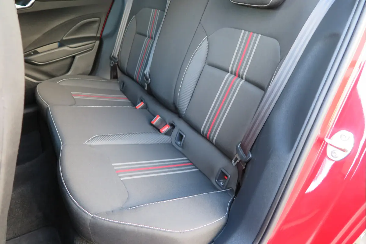 1.0 TSI 70kw 95pk Monte Carlo , Led (Skoda crystal lighting)  , Bi-color, Virtual cockpit, Sportstoelen,Keyless entry/start, Navi via Smartlink, Cruisecontrol, PDC, Camera , LMV. etc.