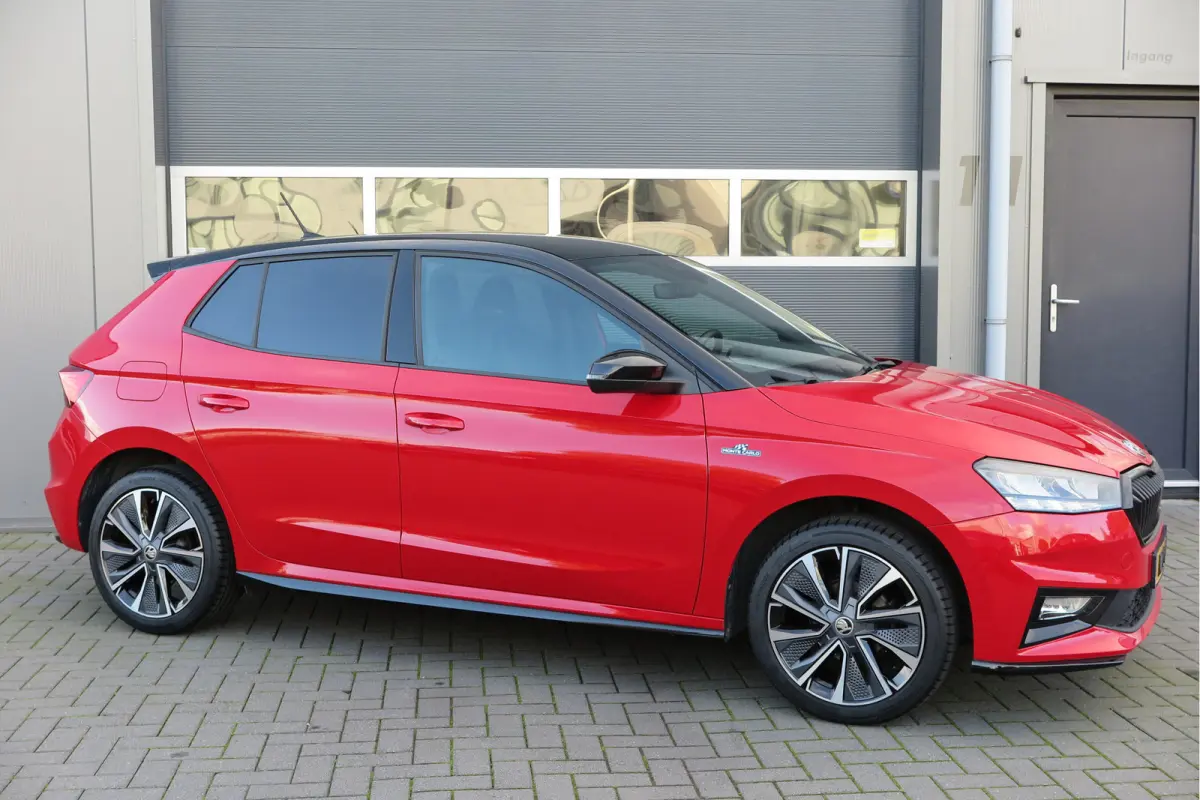 1.0 TSI 70kw 95pk Monte Carlo , Led (Skoda crystal lighting)  , Bi-color, Virtual cockpit, Sportstoelen,Keyless entry/start, Navi via Smartlink, Cruisecontrol, PDC, Camera , LMV. etc.