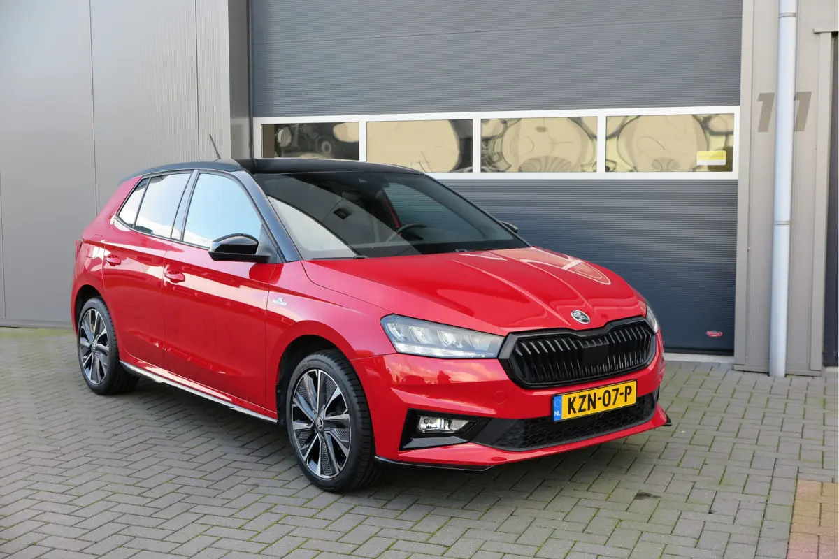 1.0 TSI 70kw 95pk Monte Carlo , Led (Skoda crystal lighting)  , Bi-color, Virtual cockpit, Sportstoelen,Keyless entry/start, Navi via Smartlink, Cruisecontrol, PDC, Camera , LMV. etc.