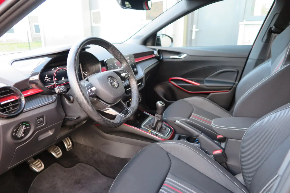 1.0 TSI 70kw 95pk Monte Carlo , Led (Skoda crystal lighting)  , Bi-color, Virtual cockpit, Sportstoelen,Keyless entry/start, Navi via Smartlink, Cruisecontrol, PDC, Camera , LMV. etc.