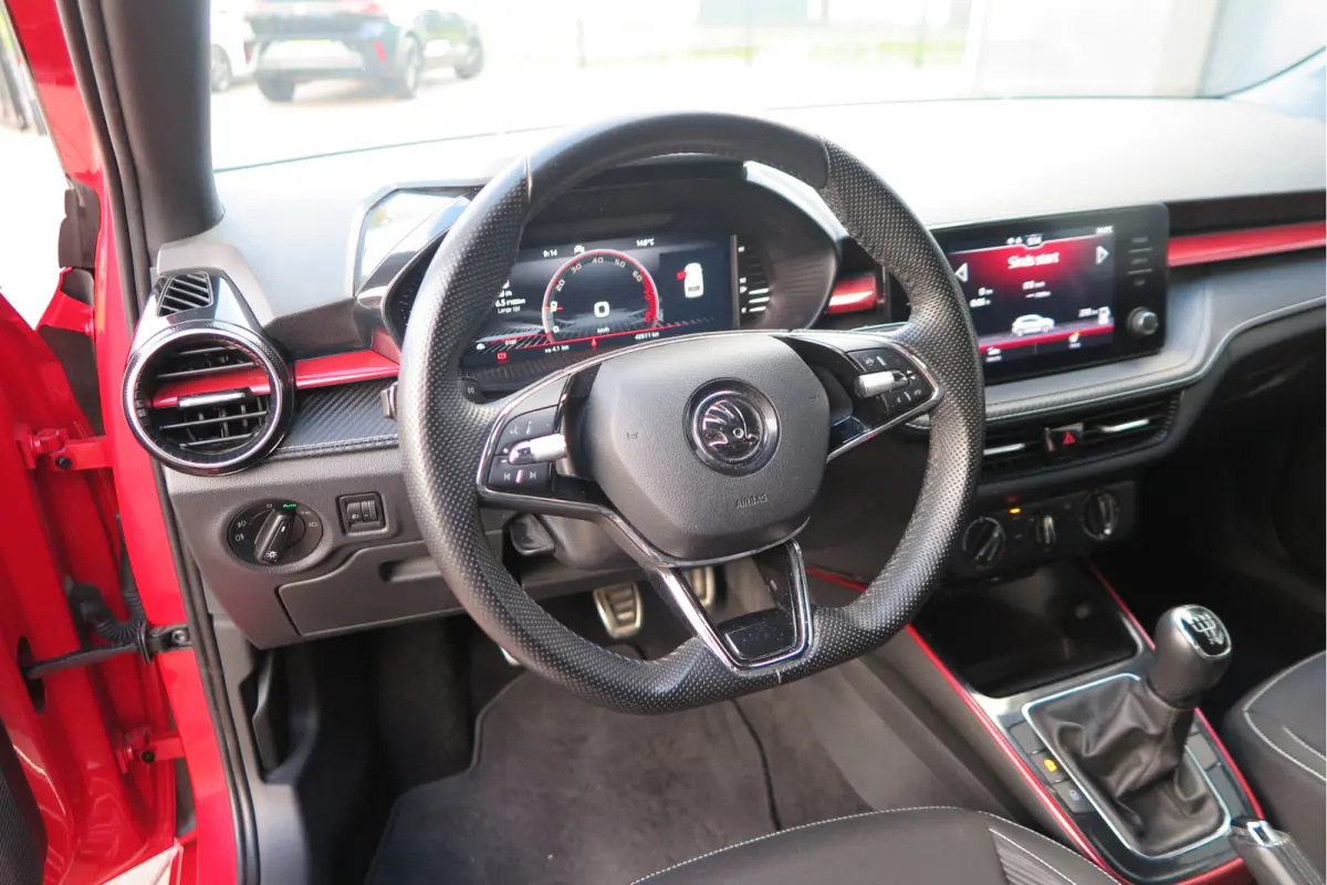 1.0 TSI 70kw 95pk Monte Carlo , Led (Skoda crystal lighting)  , Bi-color, Virtual cockpit, Sportstoelen,Keyless entry/start, Navi via Smartlink, Cruisecontrol, PDC, Camera , LMV. etc.