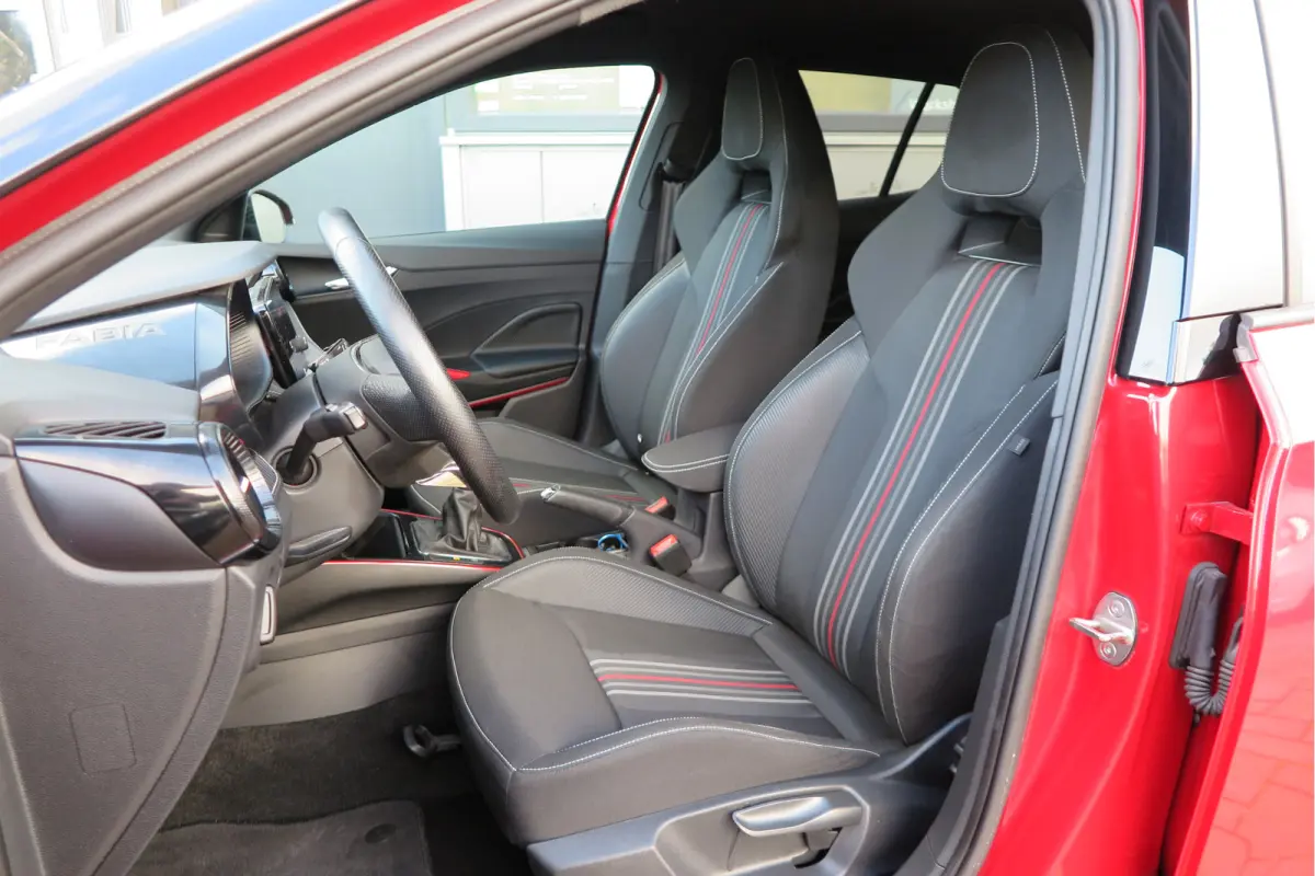 1.0 TSI 70kw 95pk Monte Carlo , Led (Skoda crystal lighting)  , Bi-color, Virtual cockpit, Sportstoelen,Keyless entry/start, Navi via Smartlink, Cruisecontrol, PDC, Camera , LMV. etc.