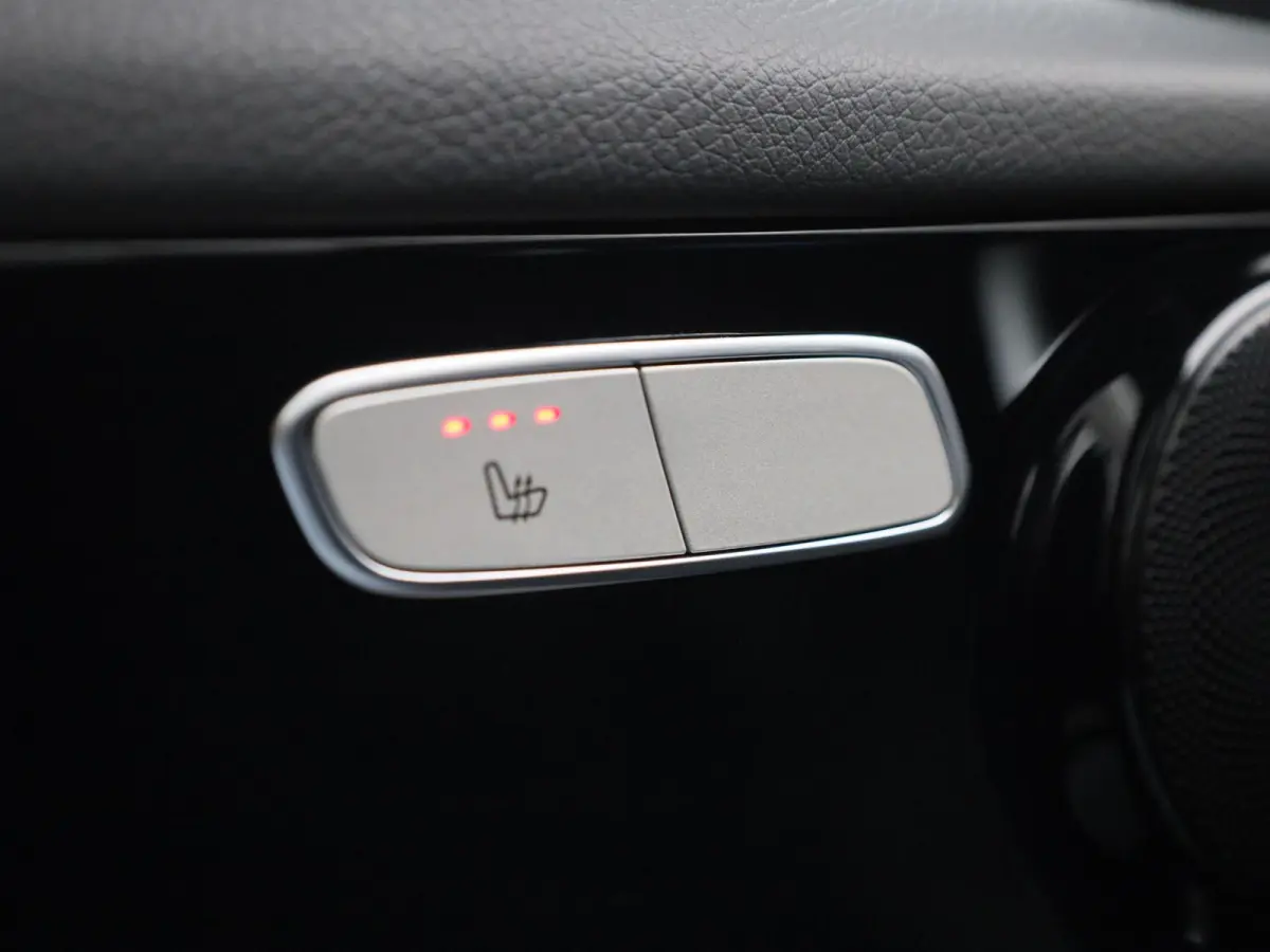 200 Business Solution Limited | Achteruitrijcamera | Parkeersensoren | Stoelverwarming | Trekhaak |
