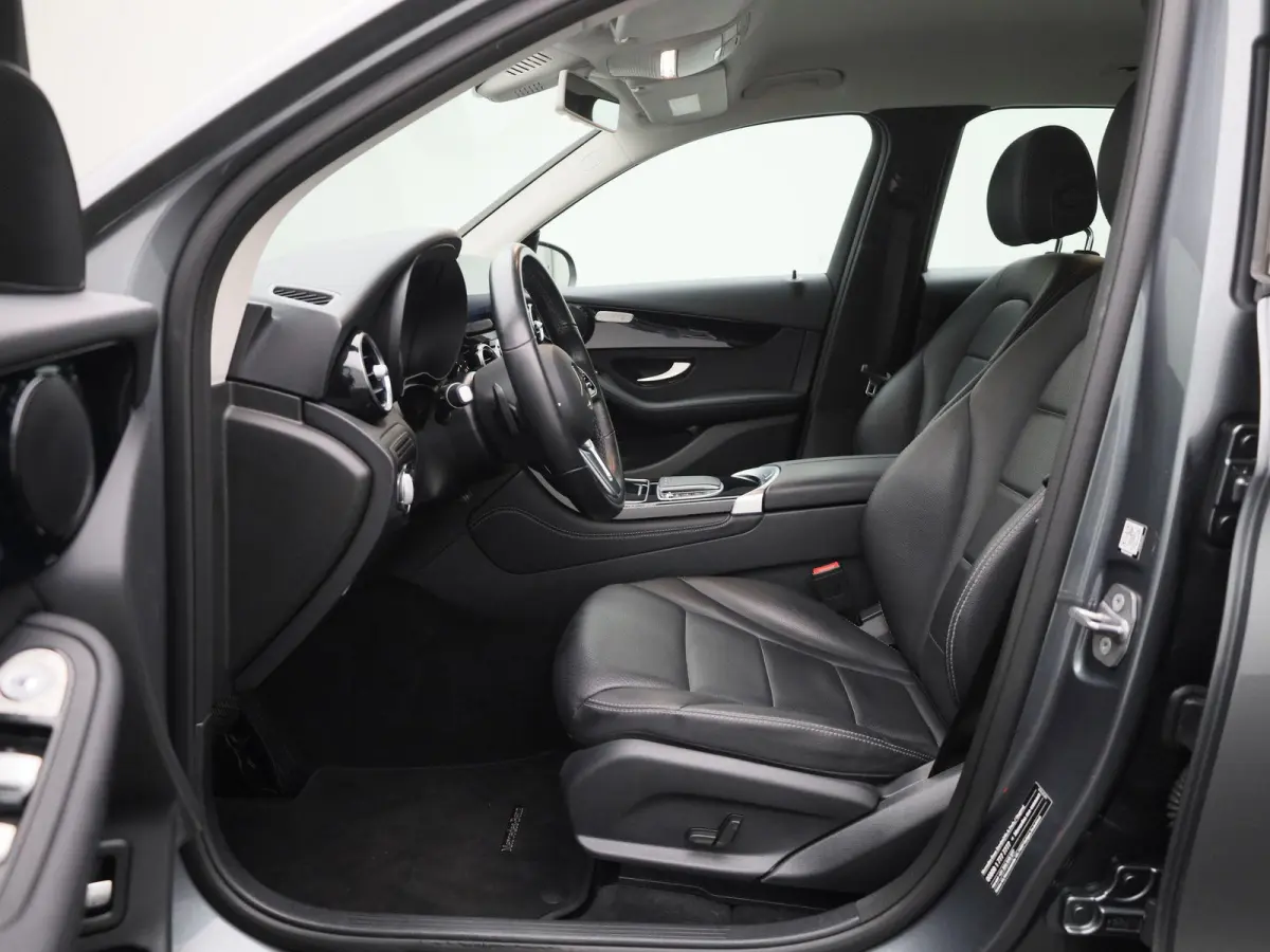 200 Business Solution Limited | Achteruitrijcamera | Parkeersensoren | Stoelverwarming | Trekhaak |