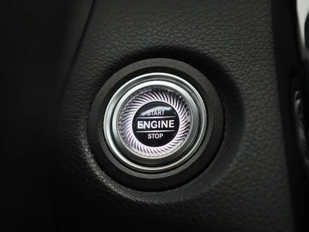 200 Business Solution Limited | Achteruitrijcamera | Parkeersensoren | Stoelverwarming | Trekhaak |