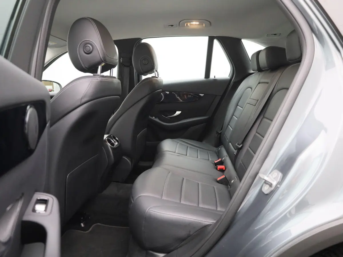 200 Business Solution Limited | Achteruitrijcamera | Parkeersensoren | Stoelverwarming | Trekhaak |