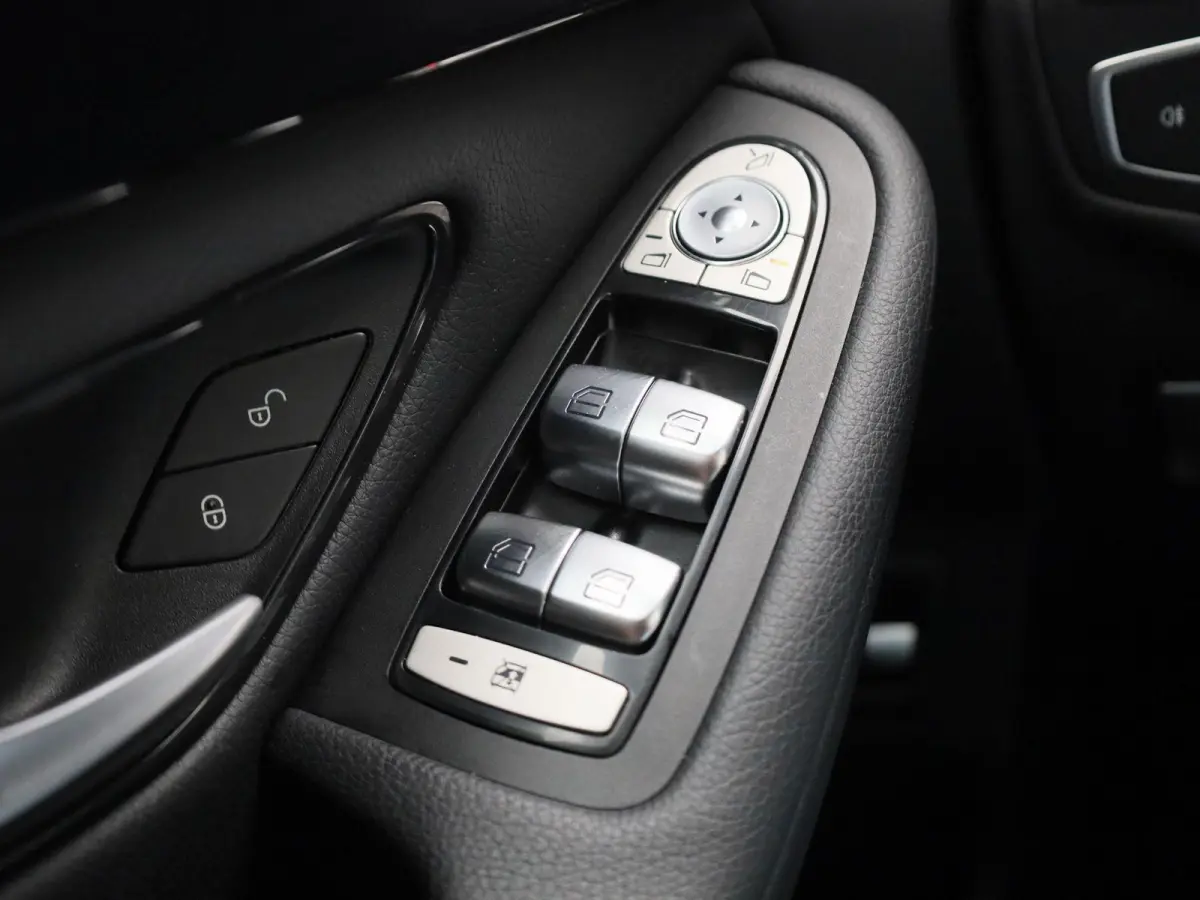 200 Business Solution Limited | Achteruitrijcamera | Parkeersensoren | Stoelverwarming | Trekhaak |