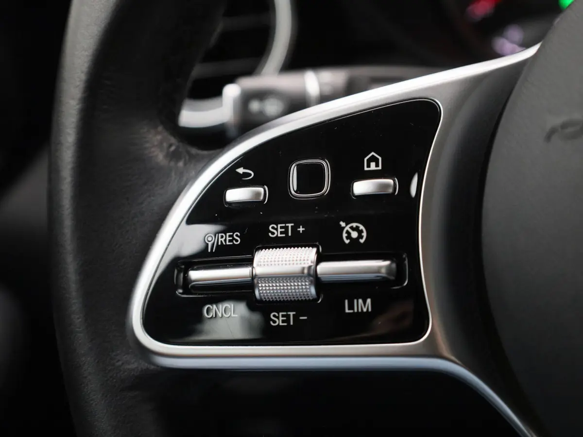 200 Business Solution Limited | Achteruitrijcamera | Parkeersensoren | Stoelverwarming | Trekhaak |