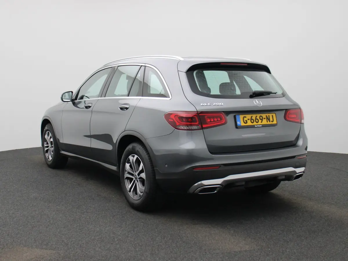 200 Business Solution Limited | Achteruitrijcamera | Parkeersensoren | Stoelverwarming | Trekhaak |