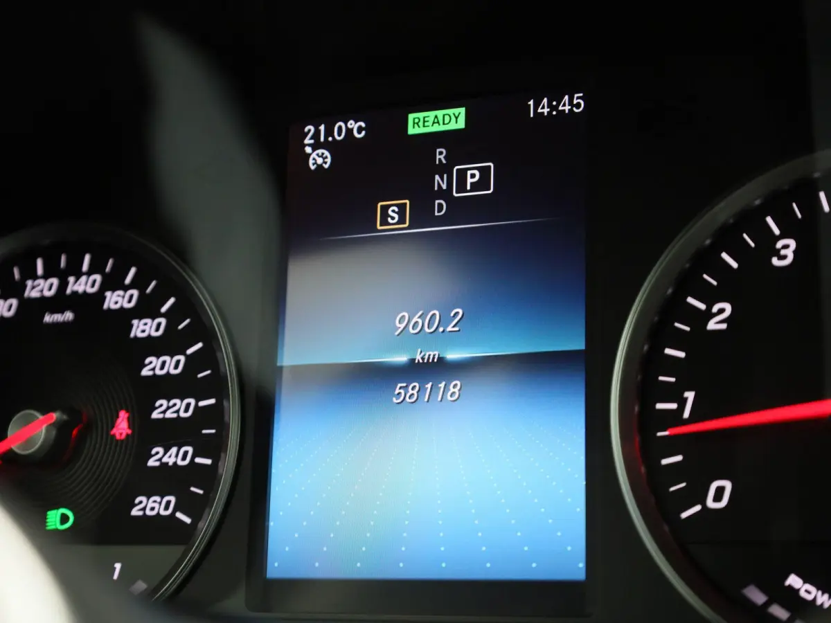 200 Business Solution Limited | Achteruitrijcamera | Parkeersensoren | Stoelverwarming | Trekhaak |