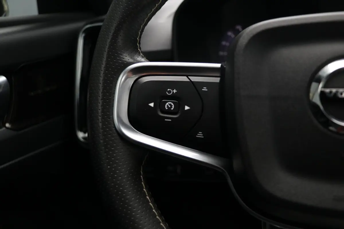 P8 AWD 78kWh 409PK R-Design Panodak Warmtepomp AdaptiveCruise Harman/Kardon 360View SageGreen Bliss LaneAssist Dab+ 114000KM BJ2021