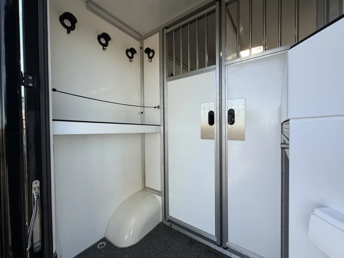 | HORSETRUCK | KRISMAR | STALLION 3XL | 2022 | HENGST | 23.861KM | 3-SEAT | L3 | 165PK | MANUAL | SUPERDELUXE | NEDERLANDS KENTEKEN