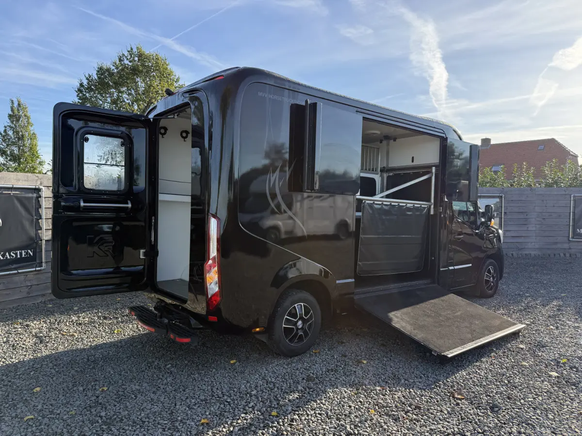 | HORSETRUCK | KRISMAR | STALLION 3XL | 2022 | HENGST | 23.861KM | 3-SEAT | L3 | 165PK | MANUAL | SUPERDELUXE | NEDERLANDS KENTEKEN