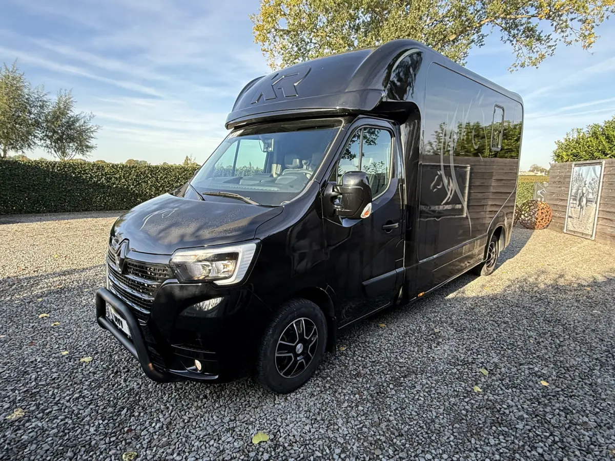| HORSETRUCK | KRISMAR | STALLION 3XL | 2022 | HENGST | 23.861KM | 3-SEAT | L3 | 165PK | MANUAL | SUPERDELUXE | NEDERLANDS KENTEKEN