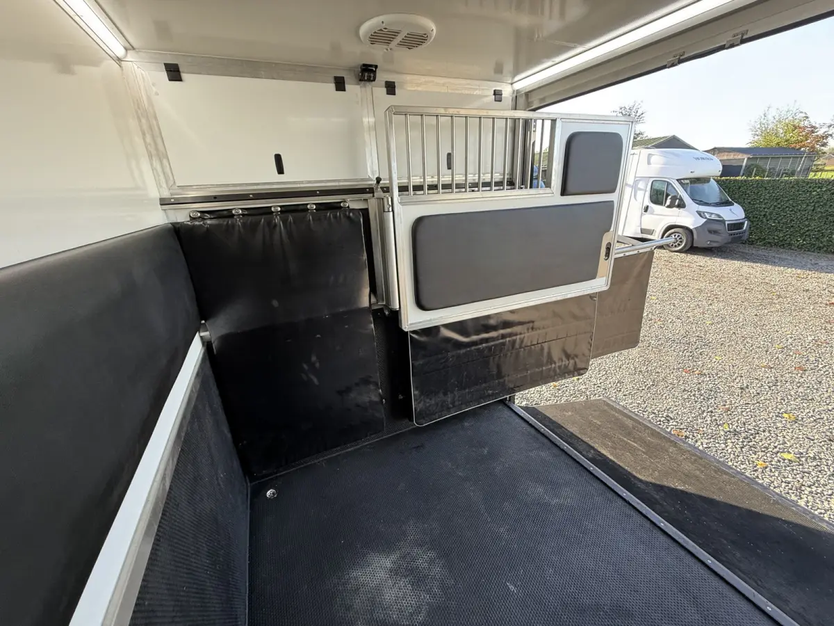 | HORSETRUCK | KRISMAR | STALLION 3XL | 2022 | HENGST | 23.861KM | 3-SEAT | L3 | 165PK | MANUAL | SUPERDELUXE | NEDERLANDS KENTEKEN